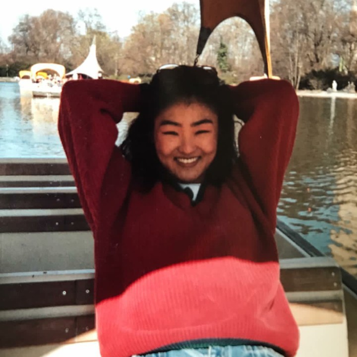 <p>Ibu bernama Kay ini pindah dari Korea Selatan dan traveling ke Eropa. Kay belajar bahasa baru bahkan sempat jadi model di Jerman. Anna, putrinya, bilang sangat bangga jika ia mendapat pujian bahwa dirinya sangat mirip dengan sang ibu. (Foto: Instagram/mothersbefore)</p>
