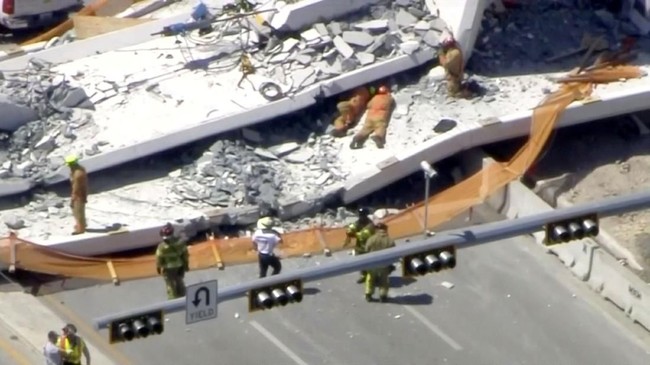 Jembatan penyeberangan orang di Florida yang ambruk pada Kamis (15/3) dan menewaskan beberapa orang, dibangun hanya dalam hitungan enam jam akhir pekan lalu.