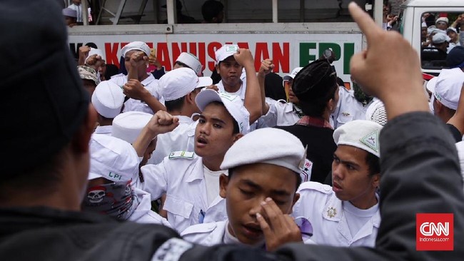 FPI dan kelompoknya mengkritik kebijakan Anies Baswedan yang memberi penghargaan untuk diskotek dan izin acara DWP 2019. Pukulan bagi kelompok kanan.