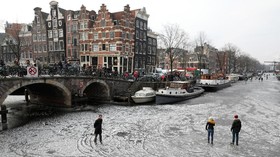 'Emma' dan Melupakan Mandi Pagi di Amsterdam