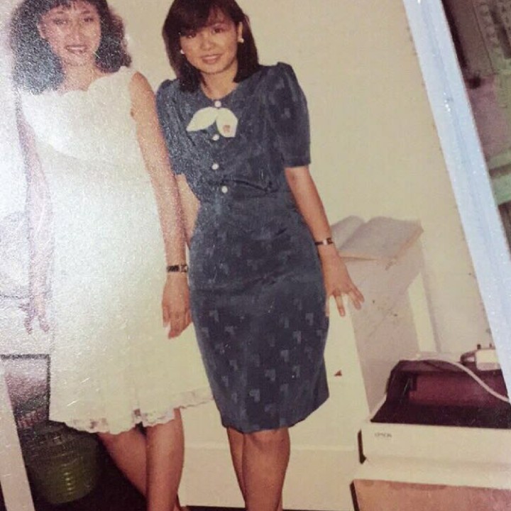 <p>Perempuan berbaju biru di sebelah kanan ini bernama Annie. Menurut anaknya, Ida, Annie adalah sosok ibu yang suka bergaya. Pada zamannya, gaya seperti ini sangat oke punya. (Foto: Instagram/mothersbefore)</p>