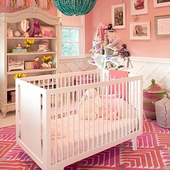 <p>Untuk kamar putrinya, Kourtney Kardashian menghias langit-langit dengan wallpaper bunga mawar dan diberi aksen lampu gantung berwarna turqoise. Cantik ya. (Foto: Instagram/ @KourtneyKardash)</p>