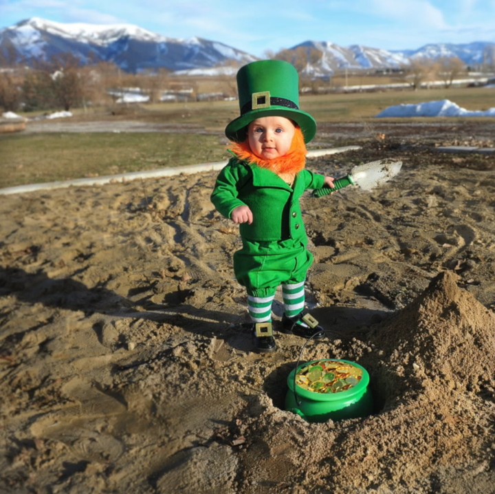 <p>Hayo tebak, Bun, apa yang lagi dipendam di tanah sama Rockwell si Leprechaun cilik.  (Foto: Youtube/ That Dad Blog)</p>