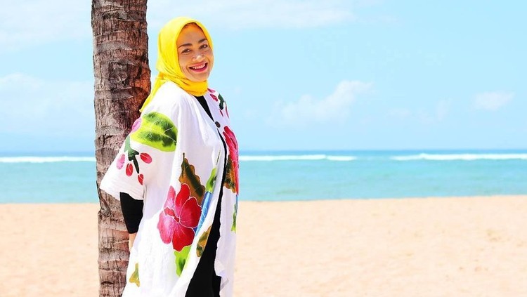 Penampilan Dewi Hughes sekarang sudah berubah total lho, Bun. Berat badannya sekarang jadi 59 kilogram. Kok bisa ya?