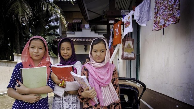 UNHCR menanggapi protes ekstrem para pengungsi Indonesia mulai dari bakar diri hingga jahit mulut saat menanti kepastian ditempatkan di negara ketiga.