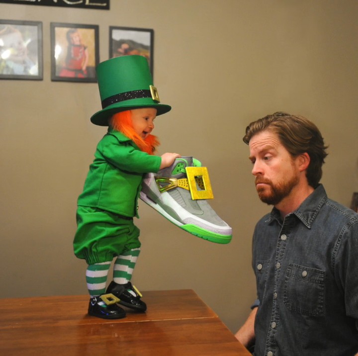 <p>Asyik, Ayah Alan dapat hadiah sepatu nih dari Leprechaun.  (Foto: Youtube/ That Dad Blog)</p>