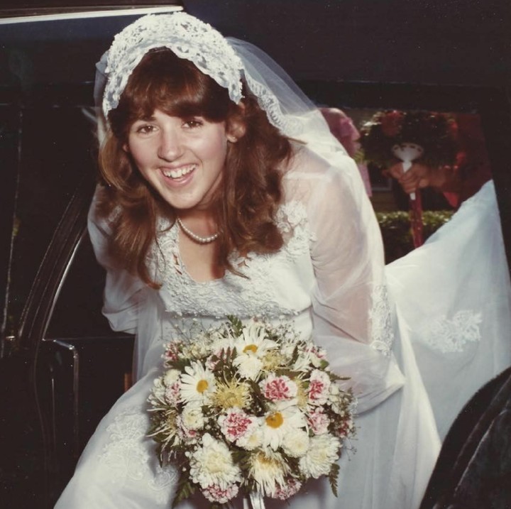 <p>Ini adalah Nancy, seorang ibu yang mandiri dan tomboi. Ia bisa berkendara dengan sepeda motornya mengelilingi Boston dan bekerja sebagai penjaga pantai. Nggak heran sang putri, Amy, sangat mengaguminya. (Foto: Instagram/mothersbefore)</p>