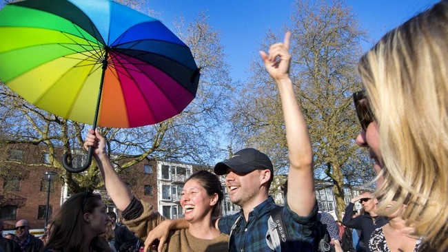 Vandalisme terhadap iklan yang mengandung unsur LGBT di sejumlah halte di Belanda menimbulkan pertanyaan apakah negeri itu tak lagi toleran?