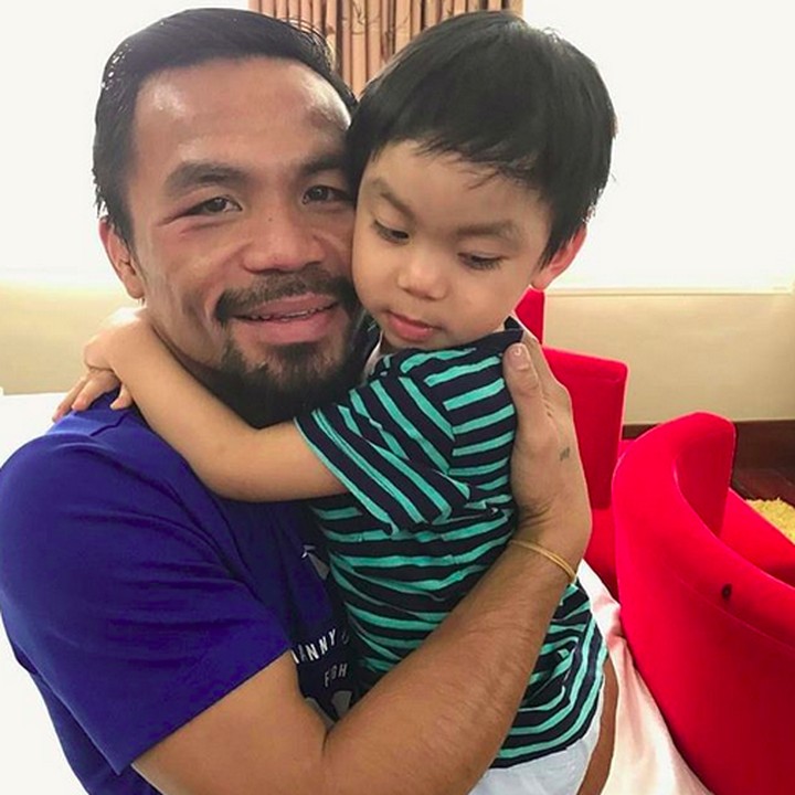<p>Israel lagi ngelihatin apa sih? (Foto: Instagram/ @mannypacquaio)</p>