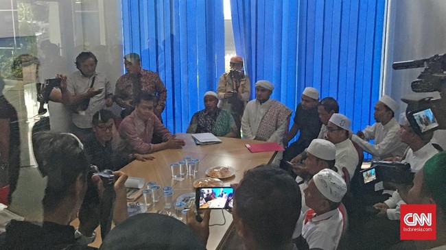 Massa FPI enggan membubarkan diri dari kantor Tempo bila redaksi Tempo tak meminta maaf atas penerbitan karikatur yang dinilai FPI menghina Rizieq Shihab.