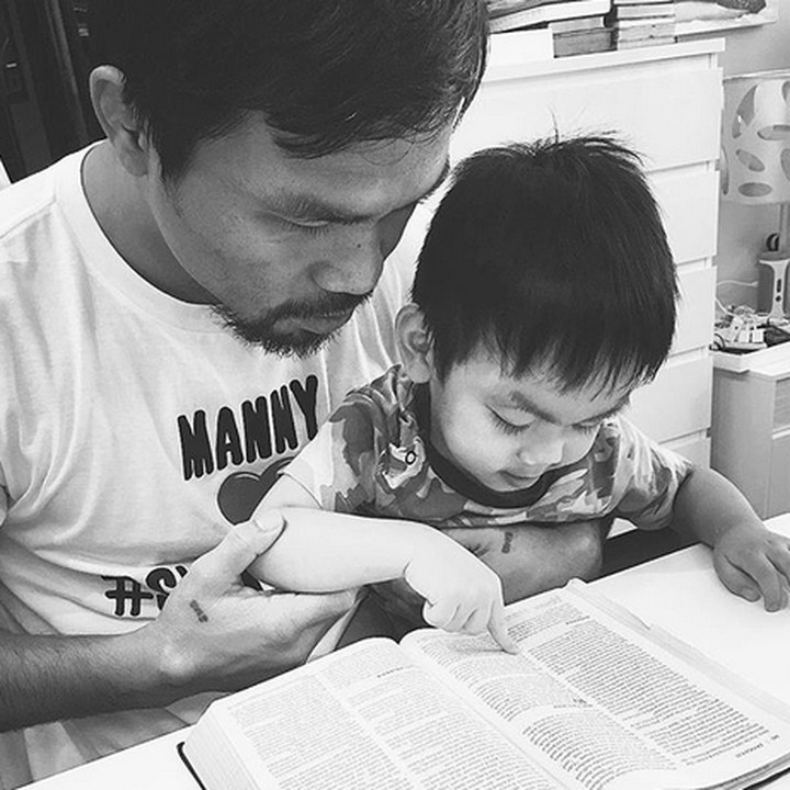 <p>Wah, Ayah Manny serius banget nih ngajarin Israel baca buku. (Foto: Instagram/ @mannypacquaio)</p>