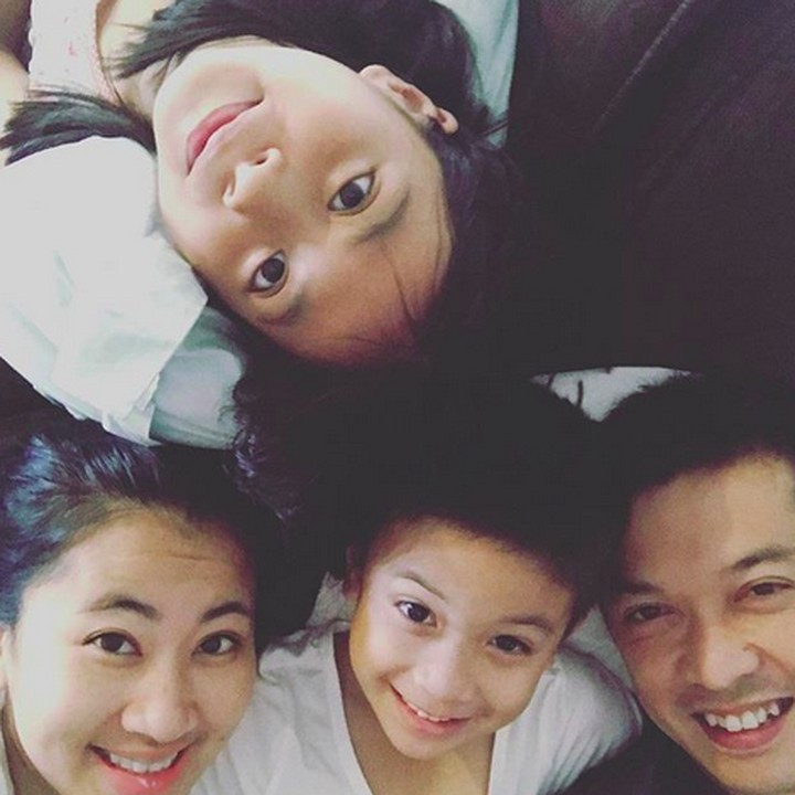 <p>Family time ala keluarga Taufik Hidayat: kruntelan. (Foto: Instagram/ @ami_gumelar)  </p>
