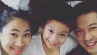 <p>Family time ala keluarga Taufik Hidayat: kruntelan. (Foto: Instagram/ @ami_gumelar)  </p>