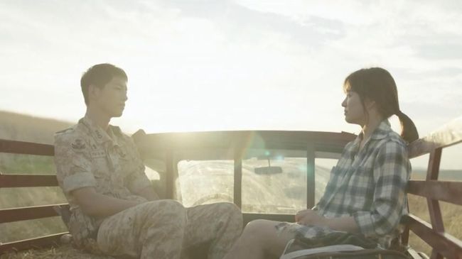 'Descendants of the Sun', Cinta Awal Song Hye Kyo-Joong Ki Sebelum cerai, cerita cinta Song Joong-ki dan Song Hye-kyo bermula dari keduanya dipertemukan dalam drama Korea populer 'Descendants of the Sun'.