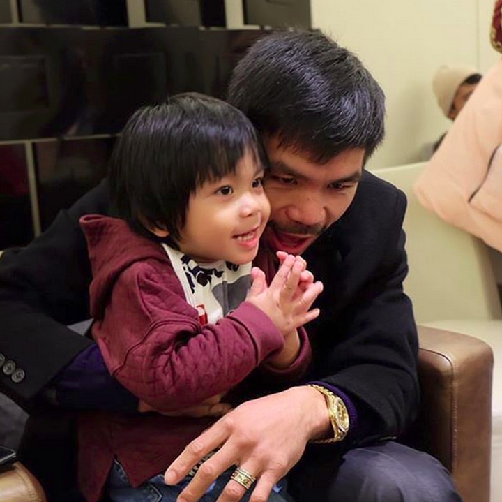 <p>Ayah dan anak ini lagi ngomongin apa hayo? (Foto: Instagram/ @mannypacquaio)</p>