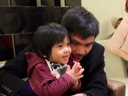 Meski 'Garang' di Ring Tinju, Manny Pacquaio Kebapakan Banget Lho
