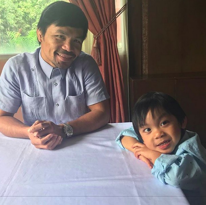 <p>Aih, ayah sama anak senyumnya sama-sama bikin hati meleleh, he-he-he. (Foto: Instagram/ @mannypacquaio)</p>