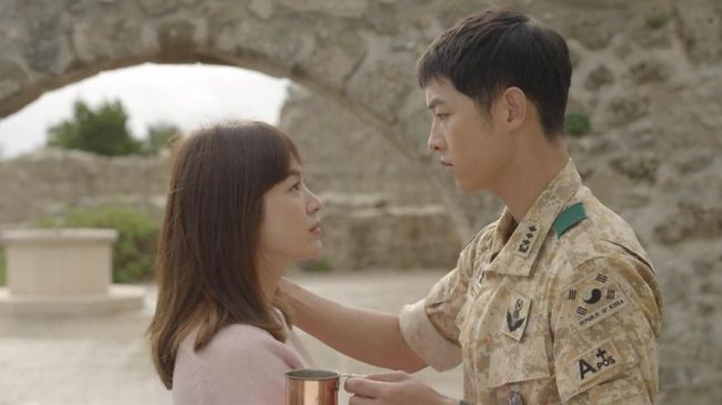 Drama Korea Descendants of The Sun mengisahkan tentang cinta seorang tentara dan dokter yang dipertemukan saat menjalankan tugas di daerah konflik.