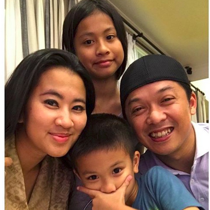 <p>Tuh, gaya Adik Nayo saat wefie memang ada-ada aja ya. (Foto: Instagram/ @ami_gumelar)</p>