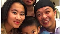 <p>Tuh, gaya Adik Nayo saat wefie memang ada-ada aja ya. (Foto: Instagram/ @ami_gumelar)</p>