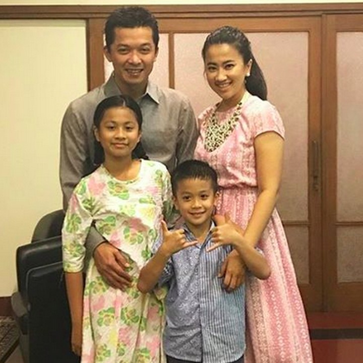 <p>Ayah dan si adik sama-sama ganteng, bunda dan si kakak sama-sama cantik. (Foto: Instagram/ @ami_gumelar)</p>
