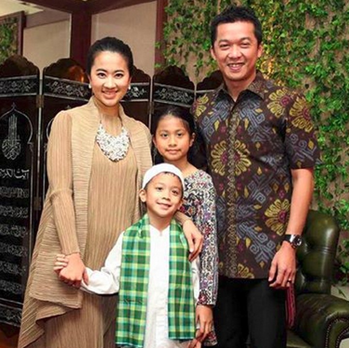 <p>Dibalut busana formal kayak gini, penampilan keluarga yang satu ini makin manis deh. (Foto: Instagram/ @ami_gumelar)</p>