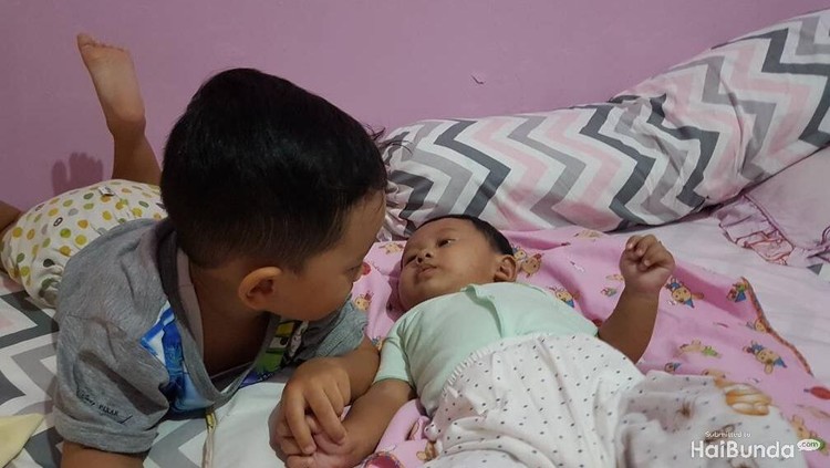 Wah, si sulung bakal jadi kakak nih. Hmm, kira-kira dia udah siap atau belum ya?