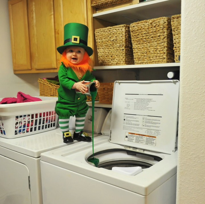 <p>Apa sih yang dituang si Leprechaun ke mesin cuci?  (Foto: Youtube/ That Dad Blog)</p>