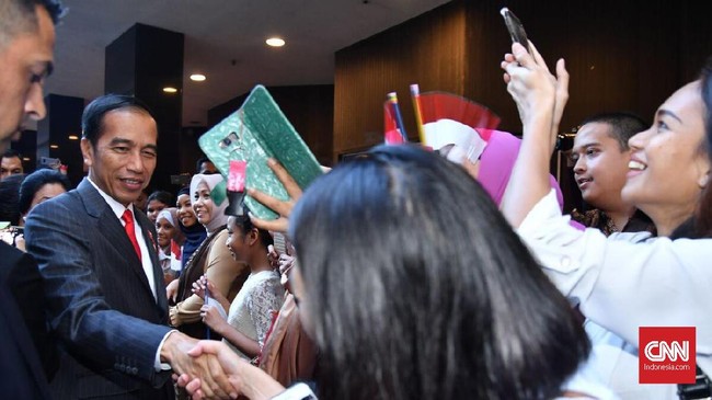 Puluhan WNI menyambut kedatangan Presiden Jokowi dan Ibu Negara Iriana di Sydney, Australia, dalam rangka menghadiri KTT Khusus ASEAN-Australia. 