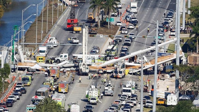 Jembatan penyeberangan orang di Florida, Amerika Serikat, ambruk dan menimpa mobil di bawahnya hingga diduga menewaskan beberapa orang pada Kamis (15/3).