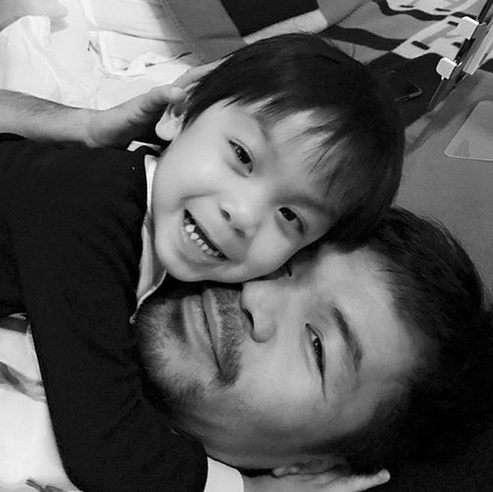 <p>Pelukan sayang Israel untuk ayah tercinta. (Foto: Instagram/ @mannypacquaio)</p>