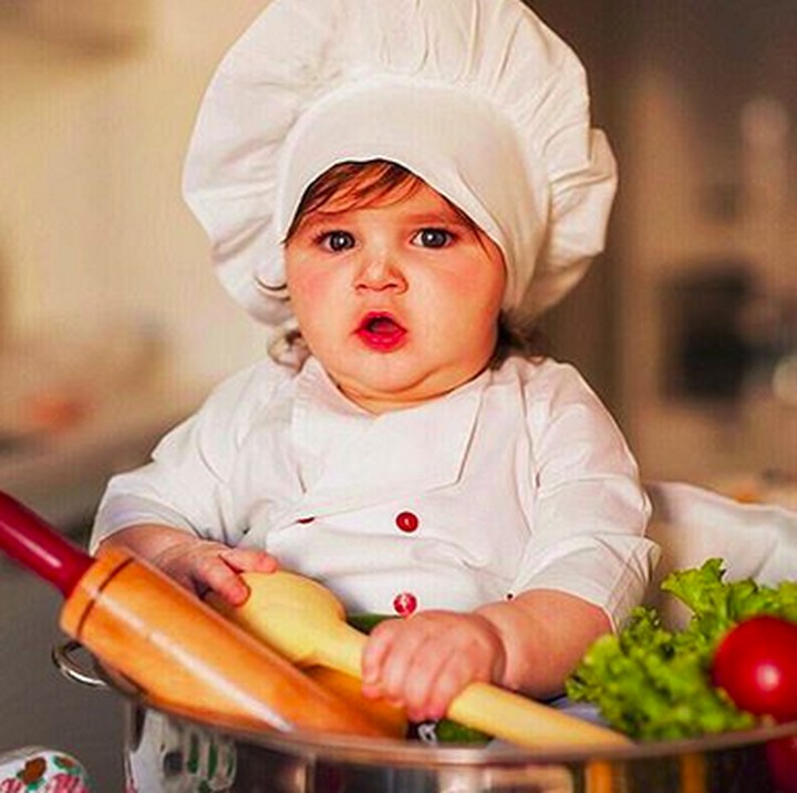 <p>Hmm, kalau kokinya kayak gini sih yang ada pelanggan lebih fokus memperhatikan pipinya yang chubby dan menggemaskan ya. Hi-hi-hi. (Foto: Instagram/@ __aslanparcasi)  </p>