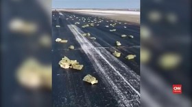 VIDEO: 'Hujan' Batangan Emas di Bandara Rusia