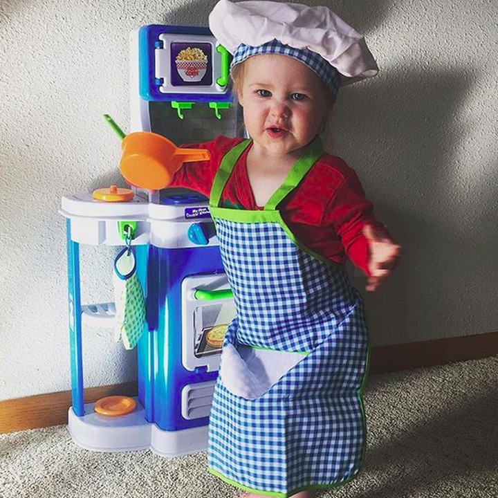 <p>Koki cilik yang satu ini senang banget sama warna biru. Dari meja dapur, topi, sampai celemek berwarna biru. (Foto: Instagram/@2bonjourmunchkins)  </p>