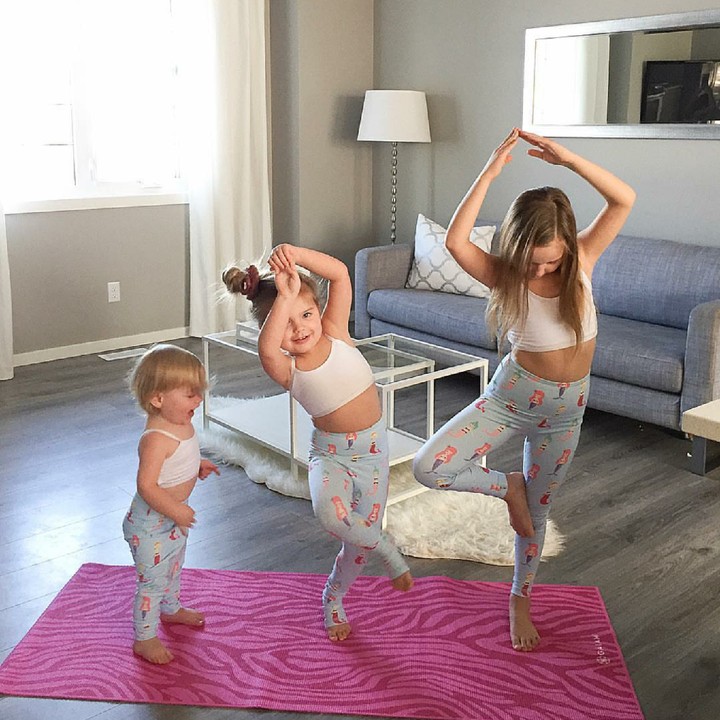 <p>Ketika kakak dan adik-adiknya yoga bareng, melihatnya saja sudah senang. (Foto: Instagram/chantellespark)</p>