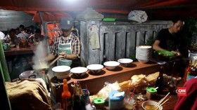VIDEO: Atraksi Sirkus di Warung Mi Ayam Yogyakarta