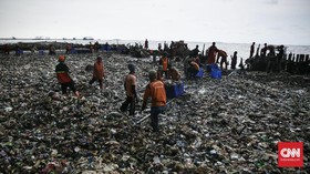 Cerita Makan Enak Warga Pemungut Sampah di Pesisir Jakarta