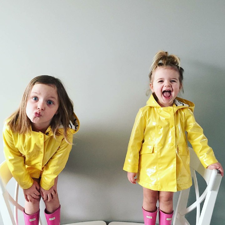 <p>Ini pasti mau hujan-hujanan ya pakai jas hujan gini. He-he. (Foto: Instagram/chantellespark)<br /><br /></p>