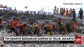 Pasukan Oranye Bersihkan Sampah di Muara Angke