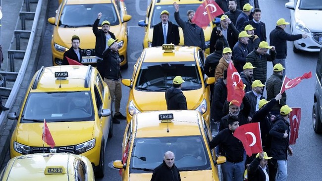 Para pengemudi taksi konvensional di Istanbul menggugat Uber ke pengadilan, menuntut aplikasi transportasi asal AS itu dilarang di Turki.