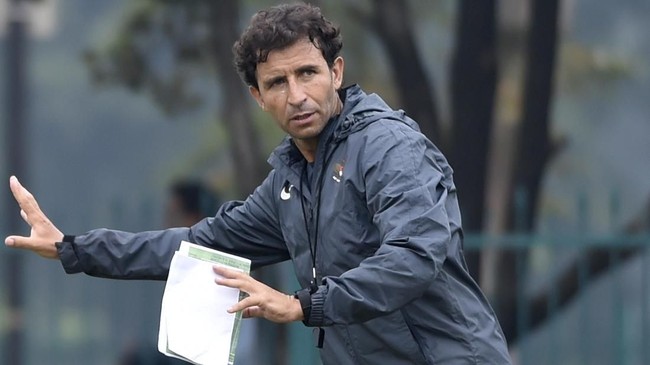 Luis Milla menjelaskan perbedaan mendasar cara melatih Timnas Indonesia dan Persib.