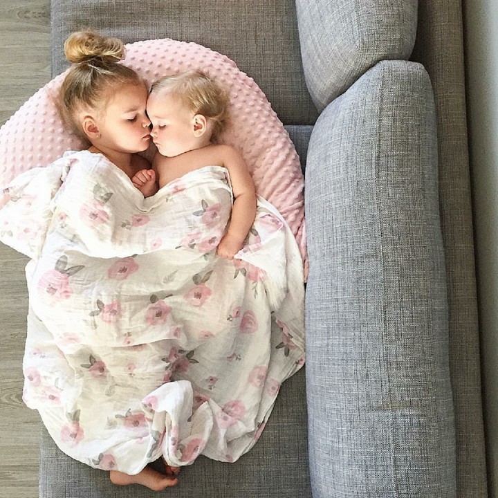 <p>Kakak adik tidurnya berpelukan. Adem banget melihatnya. (Foto: Instagram/chantellespark)<br /><br /></p>
