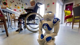 FOTO: Nao, Robot Penjaga Kakek-Nenek di Panti Jompo