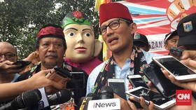 Sandi Ditegur Babeh Idin: Pak Wagub <i>Dengerin</i> Gue