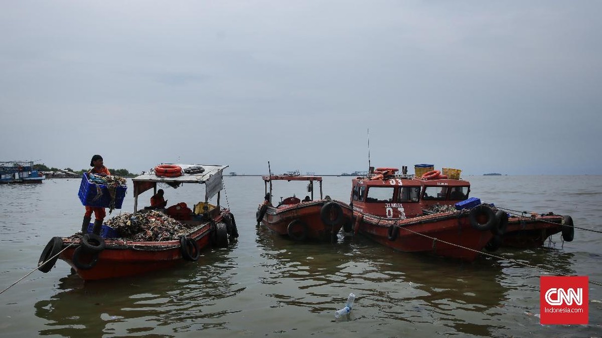 Lautan Sampah di Teluk Jakarta