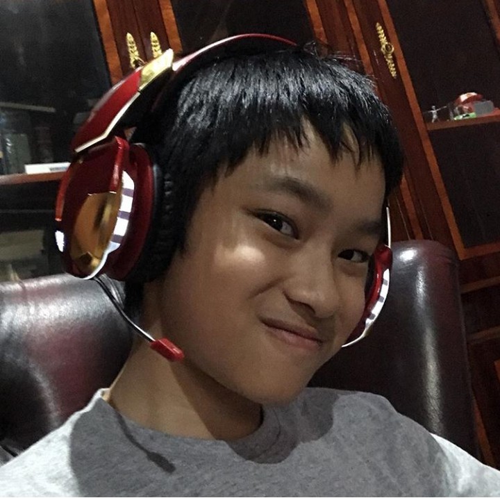 Happy banget Azka dapat headset dari sang ayah. (Foto: Instagram @azkacorbuzier)
