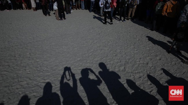 FOTO: Mengarak Bhuta Kala di Tepi Pantai