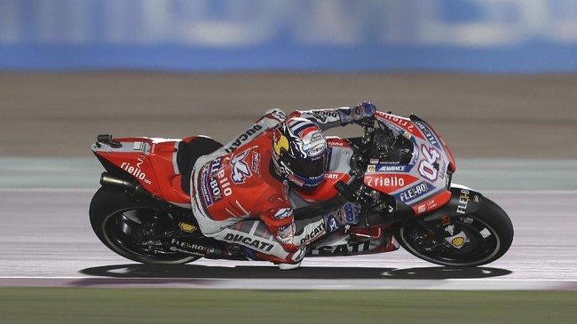 Andrea Dovizioso berhasil jadi pemimpin klasemen sementara MotoGP musim ini usai memenangi GP Qatar 2018 pada Minggu (18/3).