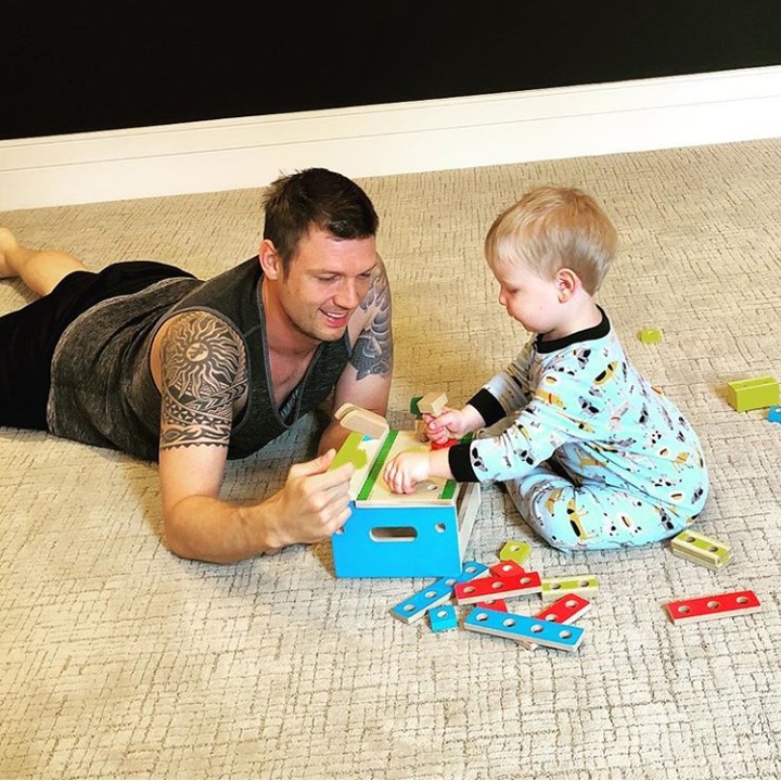 Nak, kelak kamu akan ingat waktu-waktu yang dihabiskan bersama ayahmu untuk bermain bersama di salah satu sudut rumah. Ini akan menjadi kenangan manis buatmu, Nak. (Foto: Instagram @nickcarter)