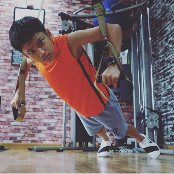 Meski anak-anak, workout juga penting. Karena kebiasaan sehat ini akan dibawa sampai dewasa. (Foto: Instagram @azkacorbuzier)